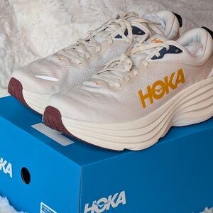 🏃🏻👟 NWT HOKA White and Gold Running Shoes